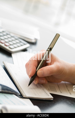 Frau einen Scheck Stockfoto