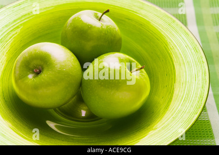 Schüssel mit grünen Äpfeln Stockfoto