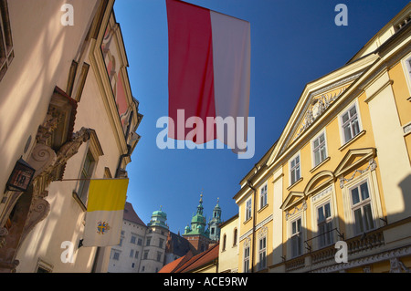 Ulica Kanonicza, Stare Miasto Altstadt, polnische Flagge und die Türme der Wawel Krakau Krakau Polen Stockfoto