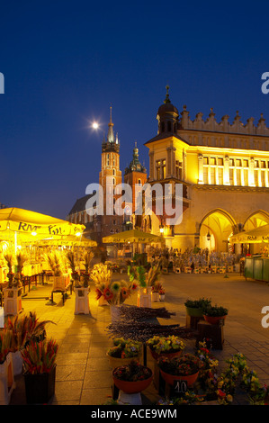Hauptmarkt, Rynek Glowny, Kirche St. Mary und die Tuchhallen nachts Krakau, Krakau, Polen Stockfoto