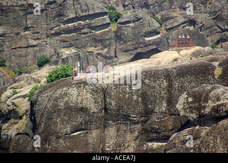 Bereich der Felsen von Meteora Felsen über der Stadt von Kalambaka Besucher auf felsigen Sicht hinter dem Kloster zu Fuß in Richtung der Glocken Griechenland Europa Stockfoto