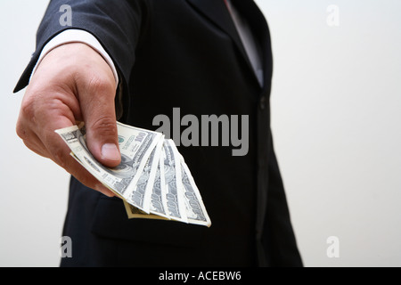 Geschäftsmann durchhalten Handvoll Geld Stockfoto