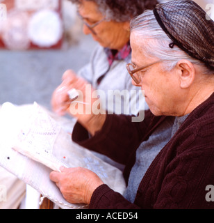 Alte Damen Herstellung Spitze in Zypern Stockfoto