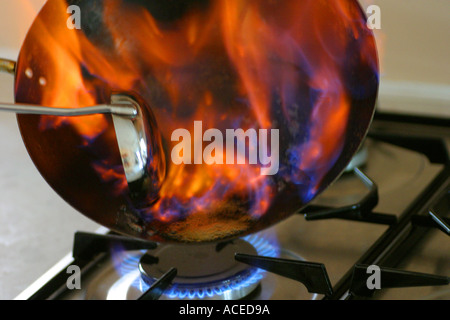 Pfanne auf Feuer Stockfoto