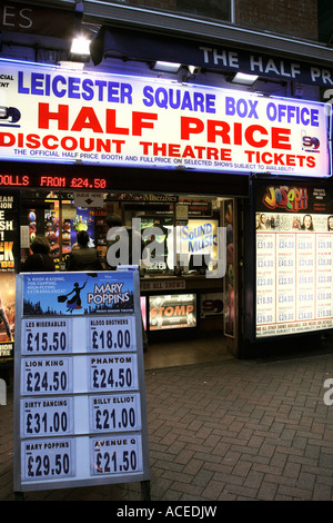 Menschen Warteschlangen außerhalb Leicester Square Rabatt Kassenhäuschen in den frühen Abend London England uk Stockfoto