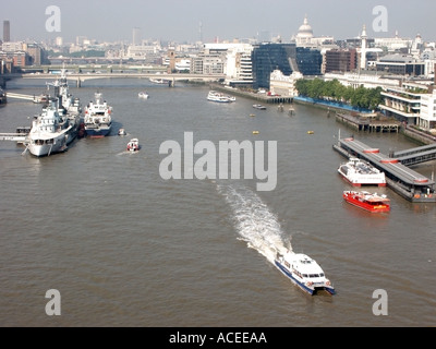 London Semi Luftaufnahmen von Themse Wasser Bus Brücken HMS Belfast und Besuch bemühen sich neben Skyline der Stadt Stockfoto
