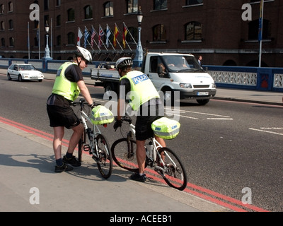 London Pedal Radfahrer Polizei patrouillierenden Tower Bridge Road gelb hochsichtbare reflektierende Jacken und Helme Stockfoto