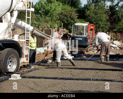 Transportbeton Lkw entladen in den Boden Bodenplatte auf schwarzem Kunststoff feuchten nachweis membran der inländischen Einfamilienhaus zoxf Stockfoto