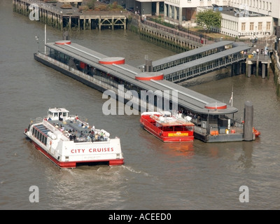 Semi-Antenne des Flusses Themse City of London, Tower Pier und Fluss Reise Tourboote einschließlich Stockfoto