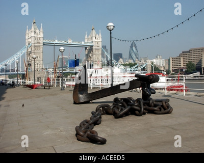 Breiten Thames Seite Promenade in der Nähe von Butlers Wharf mit der Londoner Skyline einschließlich Gherkin Büroneubau Stockfoto