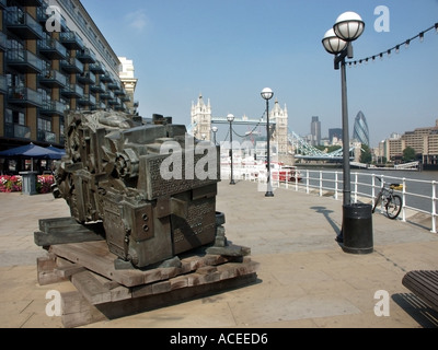 Breiten Thames Seite Promenade in der Nähe von Butlers Wharf mit der Londoner Skyline einschließlich Gherkin Büroneubau Stockfoto