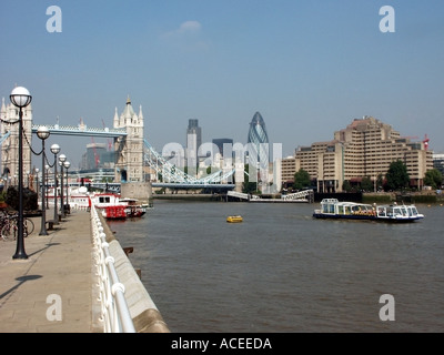 Thames Seite Promenade in der Nähe von Butlers Wharf mit der Londoner Skyline einschließlich Gherkin Büroneubau Stockfoto