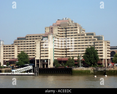 London, gesehen von Thames Seite Promenade in der Nähe von Butlers Wharf die Guoman Tower Thistle Hotel neben St Katharines dock Stockfoto