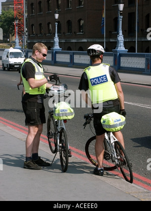 London Pedal Radfahrer Polizei patrouillierenden Tower Bridge Road gelb hochsichtbare reflektierende Jacken und Helme Stockfoto