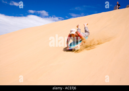 Frau Sand-Surfen auf Sanddünen 90 Mile Beach Cape Reinga New Zealand Stockfoto