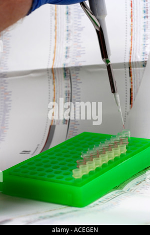 DNA-Forschung mit Grafiken Diagramme Referenz im Hintergrund Stockfoto