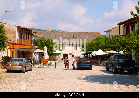 Limassol Zypern Omodos Bezirk central Plaza das Kloster des Heiligen Kreuzes im Hintergrund Stockfoto