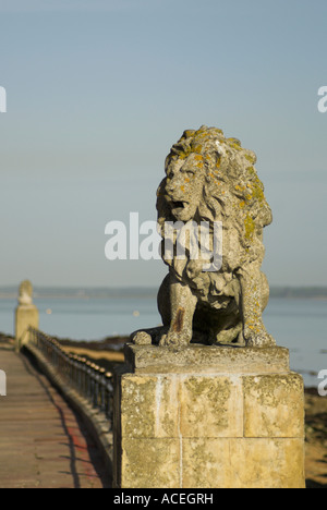 Einen steinernen Löwen an der Esplanade in Cowes, Isle Of Wight. Stockfoto