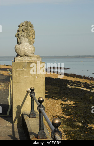 Einen steinernen Löwen blickt auf das Meer auf der Esplanade in Cowes, Isle Of Wight. Stockfoto