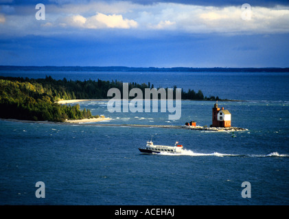 Runde Insel in Straits of Mackinac mit Mackinac Island Ferry übergeben Runde Insel-Leuchtturm Stockfoto
