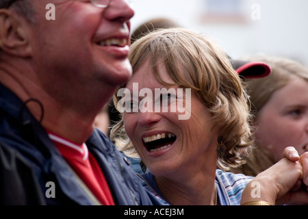 Frau und Mann Lächeln und lachen bei einem Outdoor-Musik-Festival, Irland Stockfoto