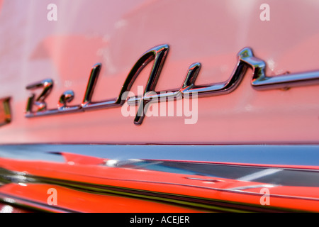 Schließen Sie das Chevrolet Bel Air-Label in Chrom auf einen roten und weißen Oldtimer auf einer Automesse Stockfoto