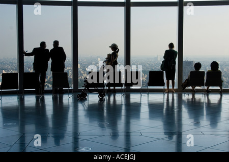 Silhouette der vielfältigen erfolgte aus dem Bild-Fenster oben auf einen Aussichtsturm in Tokio Stockfoto