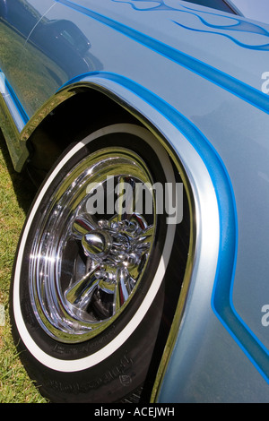 Vorderrad und weiße Wand Reifen auf ein klassisches blau 1963 Buick Riviera mit Flammen auf der Seite des Autos Stockfoto