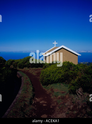 Kapelle und Levada auf das Hochplateau von Paul da Serra Madeira Portugal Europa. Foto: Willy Matheisl Stockfoto