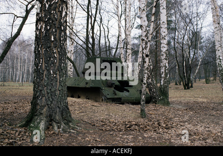 Die Überreste eines sowjetischen t-34-Panzers in der ehemaligen britischen Munitionsdepot, Ruhleben, Berlin, Deutschland. Stockfoto