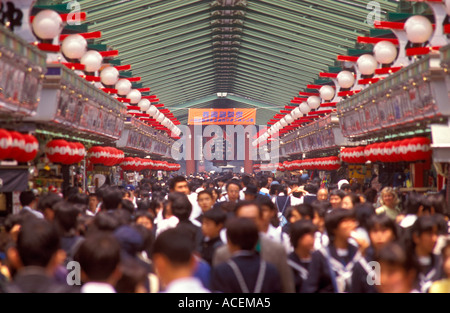 Menschen drängen sich die berühmten Nakamise-Dori Straße führt zu den berühmten Tokio-Tempel Sensoji einkaufen Stockfoto