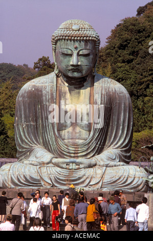 Die große Buddha-Statue von Kamakura im Kotoku-in-Tempel ist die berühmteste religiöse Statue in Japan und wird jedes Jahr von Millionen besucht. Stockfoto
