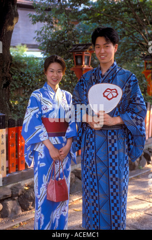 Modischer paar gekleidet traditionellen Sommer Baumwolle Yukata-Roben halten ein Fan Stockfoto