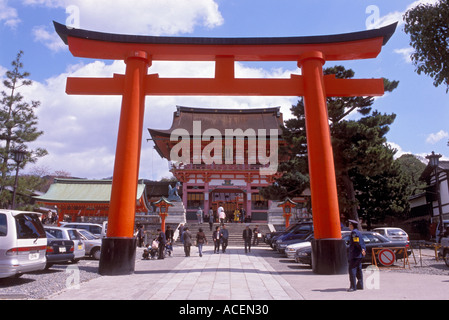 Das große Torii-Tor in Zinnoberrot steht am Haupteingang des Fushimi Inari Taisha, dem Geschäfts- und Landwirtschaftsschrein in Kyoto, Japan. Stockfoto