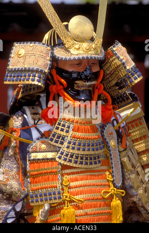 Mann in voller Samurai-Rüstung gekleidet beteiligt sich am Sannosai-Festival Stockfoto