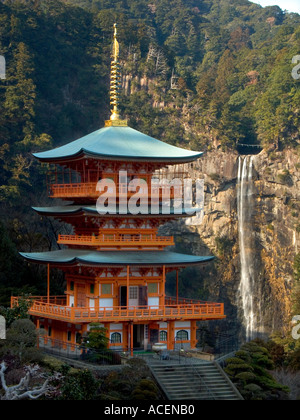 Dreistöckige Pagode von Kumano Nachi Taisha-Schrein in der Präfektur Wakayama mit Wasserfall im Hintergrund versteckt tief in einem Berg v Stockfoto