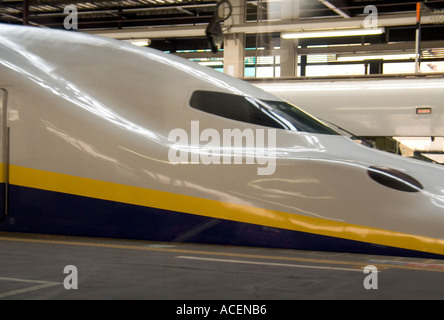 Die eleganten neuen Shinkansen-Hochgeschwindigkeitszug Modell 700 warten am Bahnhof Bahnsteig Stockfoto