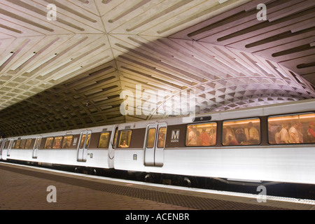 Zug hielt an der Metro Center Station der u-Bahn Washington DC mit gewölbten Decke aus Betonplatten Stockfoto