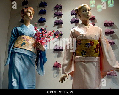 Zwei Figuren in einem Kaufhaus zeigen Fenster Verschleiß die neuesten Styles in Kimono-Mode Stockfoto