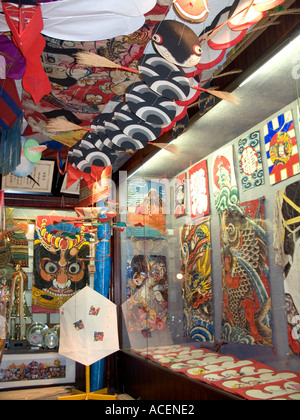 Farbenprächtiges Kunstpapier und Bambusdrachen jeder Größe und Form füllen das Tokyo Kite Museum in Japan. Stockfoto