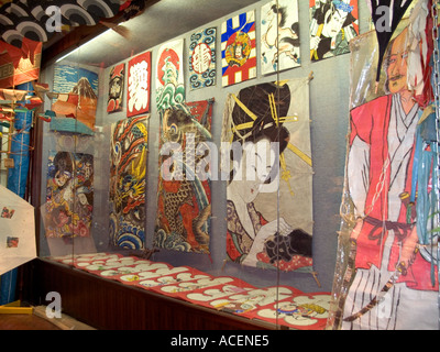 Farbenprächtiges Kunstpapier und Bambusdrachen jeder Größe und Form füllen das Tokyo Kite Museum in Japan. Stockfoto