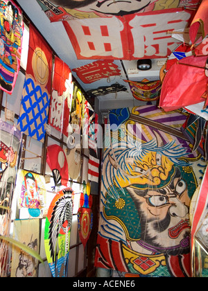 Drachen in jeder Größe und Form füllen die Tokio-Kite-Museum Stockfoto