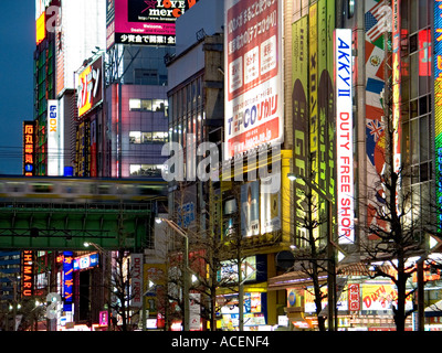 Neon-Leuchten decken Gebäudefassaden in Tokio s Consumer Elektronik Bezirk Akihabara Stockfoto