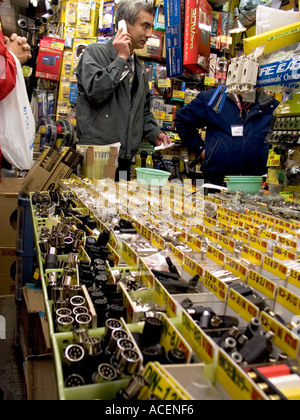 Einer von Hunderten von Verkaufsständen, elektrische Komponenten in Tokio s Akihabara Elektronik Bezirk Stockfoto