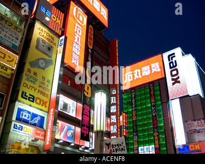 Neon-Leuchten decken Gebäudefassaden in Tokio s Consumer Elektronik Bezirk Akihabara Stockfoto