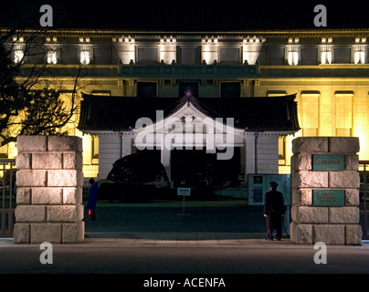 Lichter beleuchten das Eingangstor des Nationalmuseums Tokio im Ueno Park, Tokio, Japan. Stockfoto