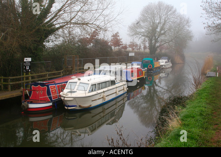 Schmale Boote vertäut am Bridgwater und Taunton Kanal in der Nähe von North Newton im winter Stockfoto