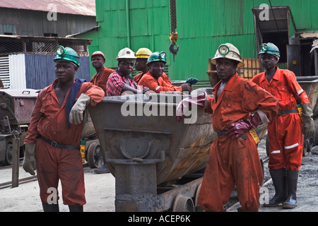 Goldgräber mit Erz Muldenkipper an Grube Spitze warten, unterzutauchen, Ghana, Westafrika Stockfoto