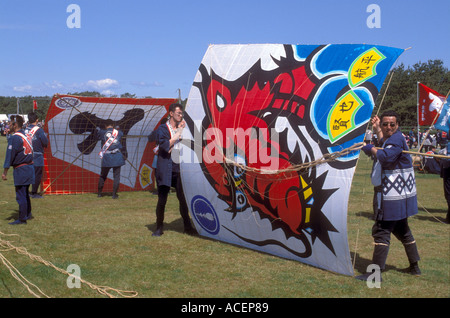 Ein Team von Drachenfliegern steht bereit mit riesigen Drachen beim Hamamatsu Takoage Gassen Drachenkampf in der Präfektur Shizuoka, Japan. Stockfoto
