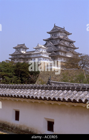 Blick auf den Hauptturm der Burg des Weißen Reihers, auch bekannt als Himeji Castle, im Zentrum von Honshu, Hyogo, Japan. Stockfoto
